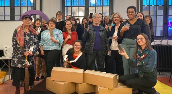 800 smartphones reconditionnés remis par les Ateliers du Bocage à la Fondation des femmes