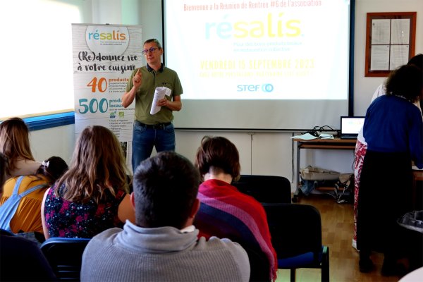 Restauration dans les cantines, les maisons de retraite, les entreprises... Résalis fournit les produits locaux Restauration dans les cantines, les maisons de retraite, les entreprises... Résalis fournit les produits locaux