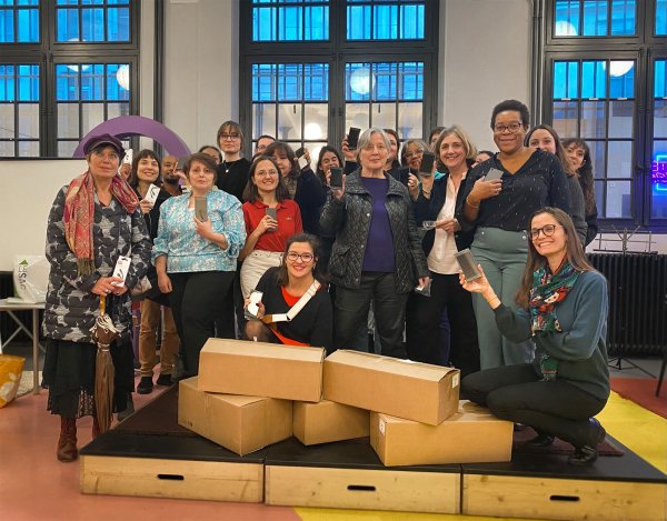 800 smartphones reconditionnés remis par les Ateliers du Bocage à la Fondation des femmes
