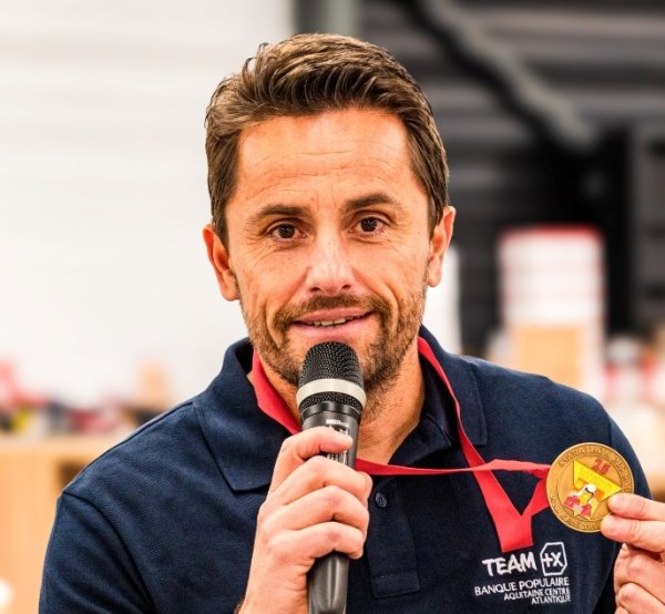 Arnaud Delagrave parmi les porteurs de la flamme, grâce à la Banque Populaire Aquitaine Centre Atlantique Arnaud Delagrave parmi les porteurs de la flamme, grâce à la Banque Populaire Aquitaine Centre Atlantique